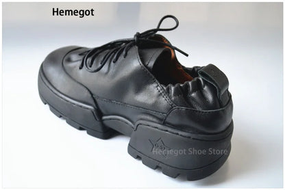 Schnürschuhe aus schwarzem Leder mit dicker Profilsohle, flach