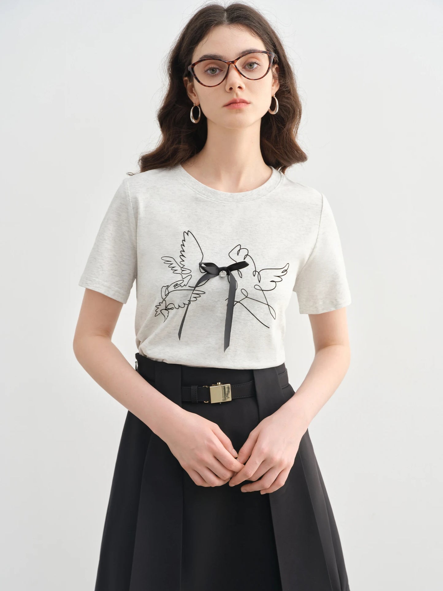 Plus Size Damen T-Shirt mit 3D-Schleife & Vogelmotiv – Sommerliches Kurzarmshirt mit abstraktem Print