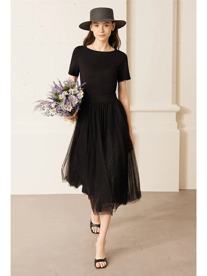 Damen T-Shirt im minimalistischen Stil mit One-Line Kragen und kurzen Ärmeln