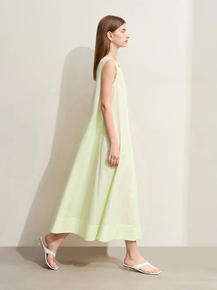 Zeitloses Langes Damenkleid Mit Asymmetrischem Saum