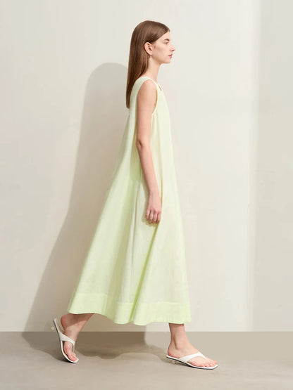 Zeitloses Langes Damenkleid Mit Asymmetrischem Saum