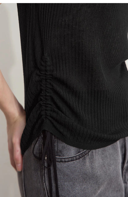 Schwarzer Rippstrick-Pullover mit gerafftem Saum und Kordelbindung