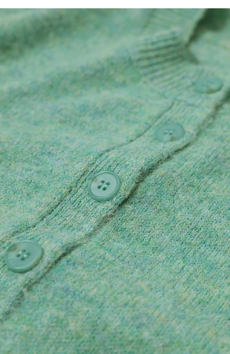 Damenpullover Grün mit Knopfleiste und geripptem Saum am Ausschnittdetail