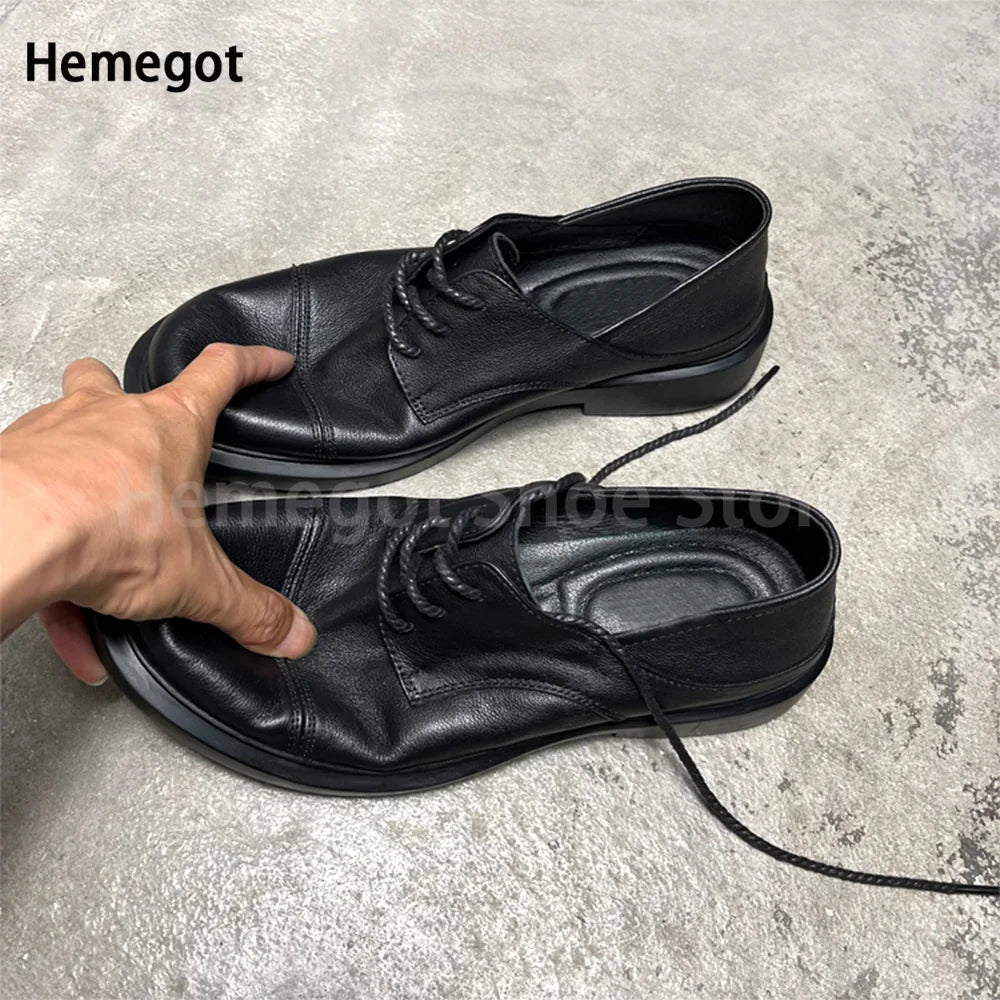 Schwarze Leder-Schnürschuhe seitlich, mit Schnürsenkeln und runder Kappe