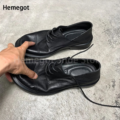 Schwarze Leder-Schnürschuhe seitlich, mit Schnürsenkeln und runder Kappe