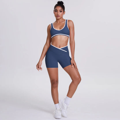 Hamidou Yoga-Set Dunkelblau: Sport-BH und High-Waist-Shorts mit Diagonal-Crossover, weiß eingefasst
