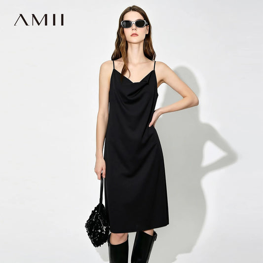 Schwarzes Midikleid mit schmalen Trägern und Wasserfallausschnitt, tailliert