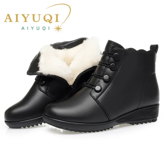 Schwarze Schnür-Stiefeletten mit warmem Kunstfellrand und Profilsohle