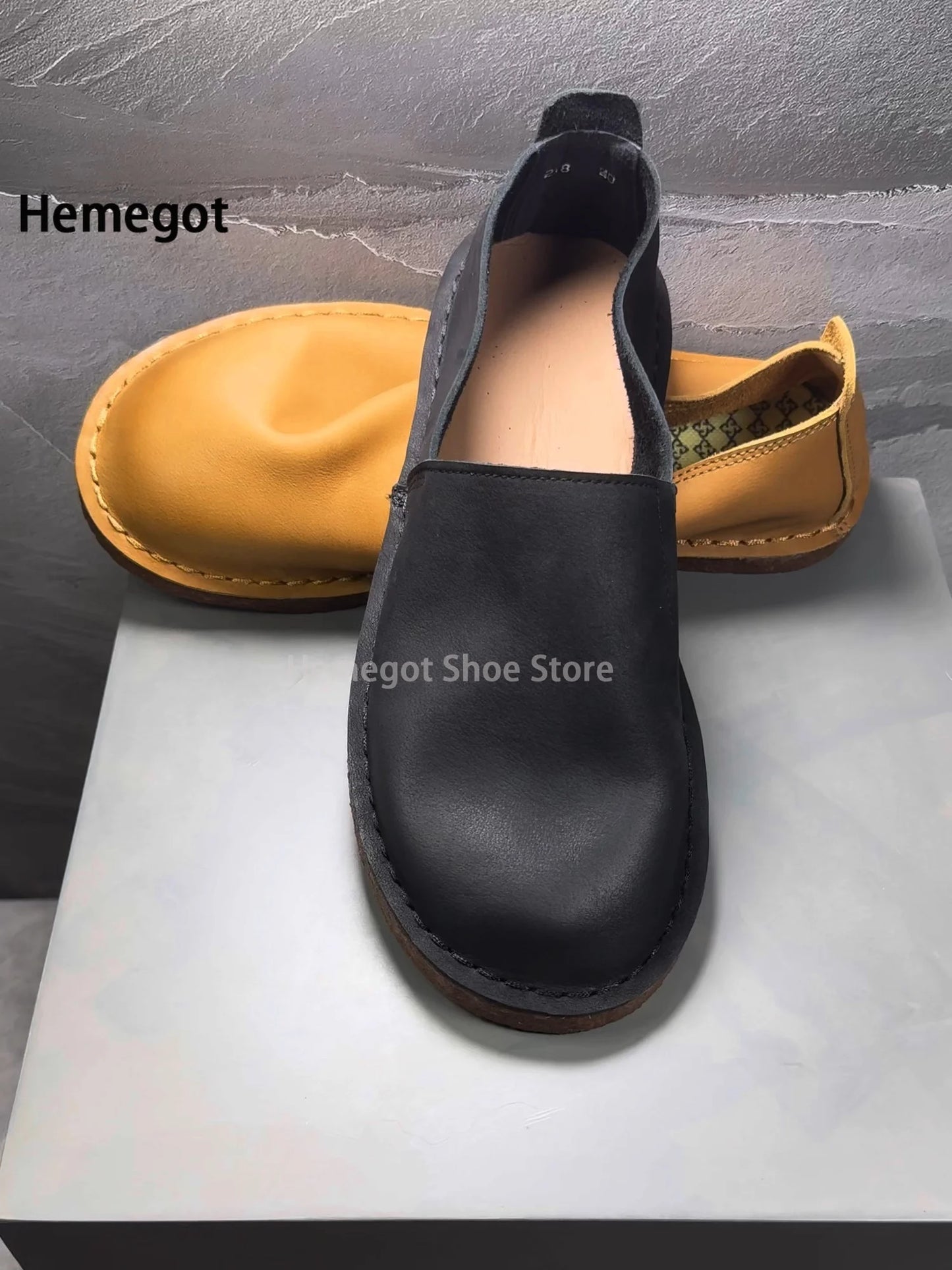 Herren-Slipper aus Leder in Schwarz mit runder Zehenkappe und dicker Sohle, Slip-On