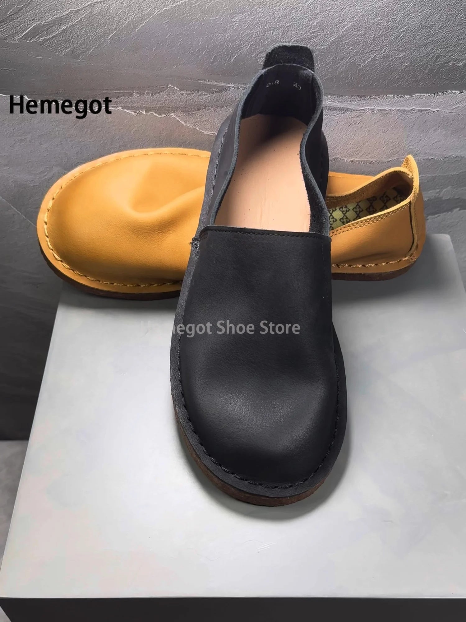 Herren-Slipper aus Leder in Schwarz mit runder Zehenkappe und dicker Sohle, Slip-On
