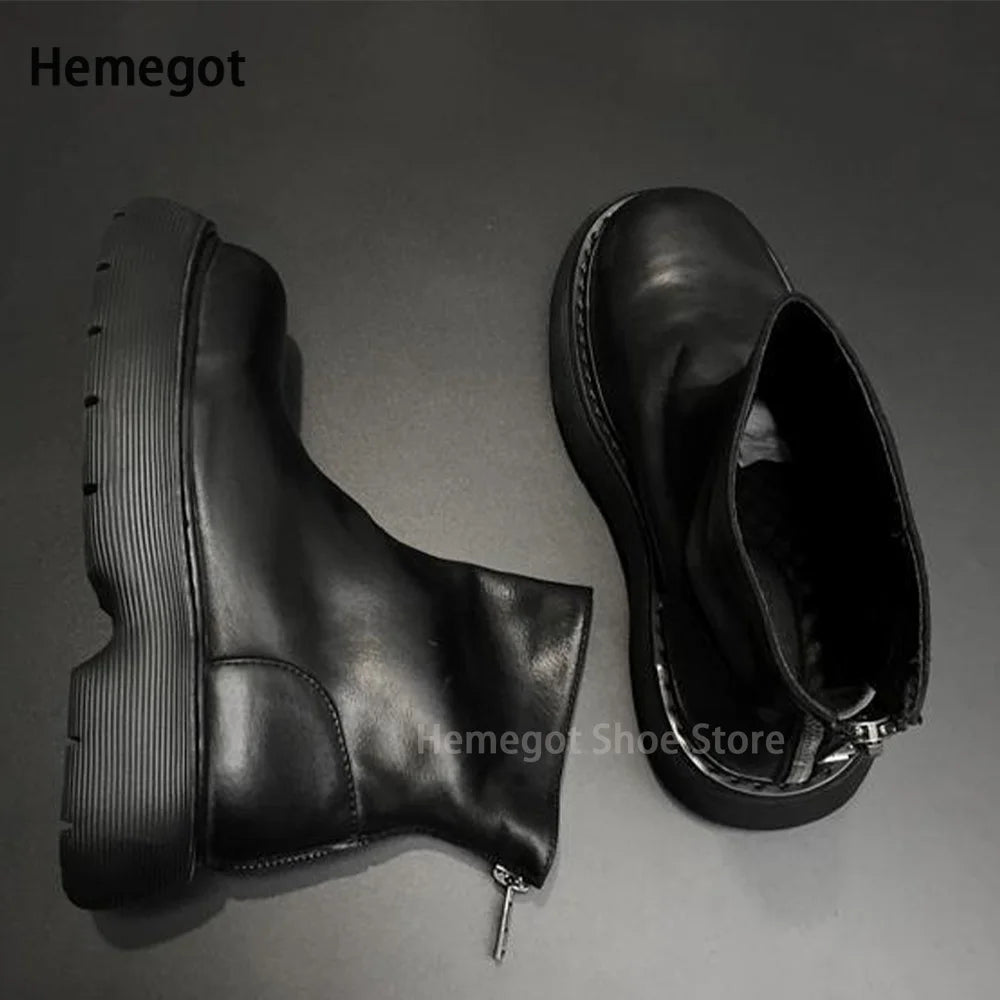Schwarze Chelsea-Boots, Rückansicht mit Reißverschluss und geriffelter Sohle
