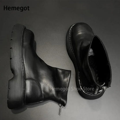 Schwarze Chelsea-Boots, Rückansicht mit Reißverschluss und geriffelter Sohle
