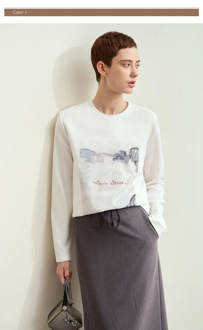 Damen T-Shirt im Minimalismus-Stil mit Kunstdruck und Stickerei für den Herbst