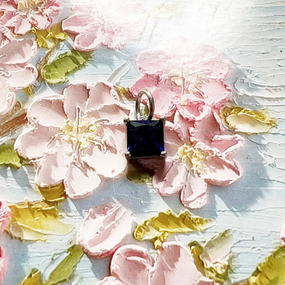 Blauer quadratischer Anhänger aus Metall mit Öse, auf Blumen-Relief