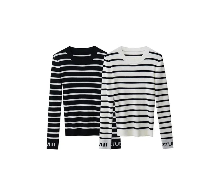 Zwei Damen-Pullover mit schwarz-weiß gestreiftem Strick, Rundhalsausschnitt und langarm.
