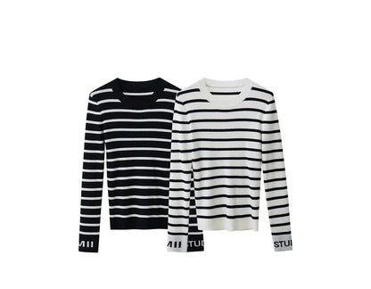 Zwei Damen-Pullover mit schwarz-weiß gestreiftem Strick, Rundhalsausschnitt und langarm.