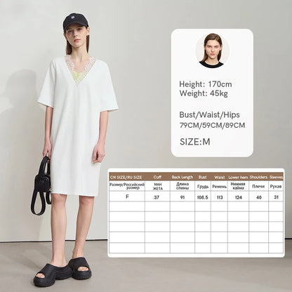 Weißes Damenkleid mit V-Ausschnitt, kurze Ärmel, lockere Passform