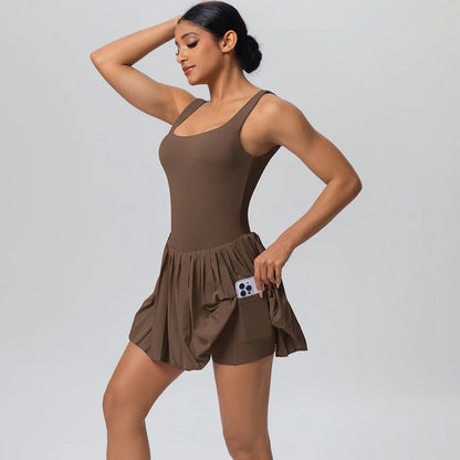 Brauner Sport-Jumpsuit mit breiten Trägern, ärmelloser Body und Faltenrock-Shorts mit Tasche.