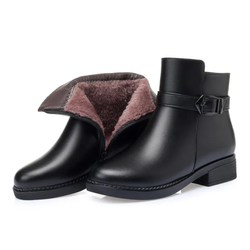 Schwarze Winterstiefeletten mit Schnallriemen und braunem Wollfutter, kurze Schaftform