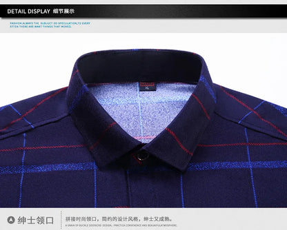 Leichtes Herren-Poloshirt aus Eisseide mit kurzen Ärmeln und klassischem Kragen in einfarbigem Design.