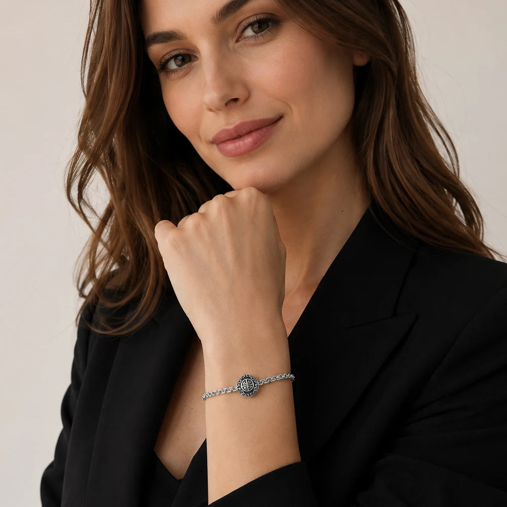 Silberner Charm am zarten Armband mit rundem Ornament