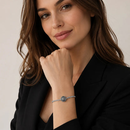 Silberner Charm am Armband mit rundem, geschwärztem Ornamentelement