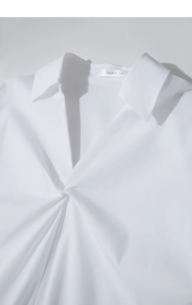 Damen Bluse im minimalistischen französischen Stil mit umlegekragen und gedrehten Falten