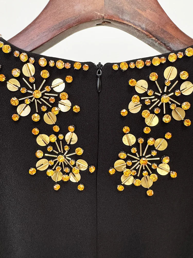 Zweiteiliges Damen-Set mit Rundhals und langen Ärmeln, verziert mit Diamant-Details, bestehend aus einem Oberteil und einem hoch taillierten Rock mit Patchwork-Taschen.