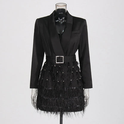 Elegantes Damenkleid mit V-Ausschnitt, kurzen Ärmeln und Perlenverzierung – figurbetontes Design mit Rüschen und Falten.