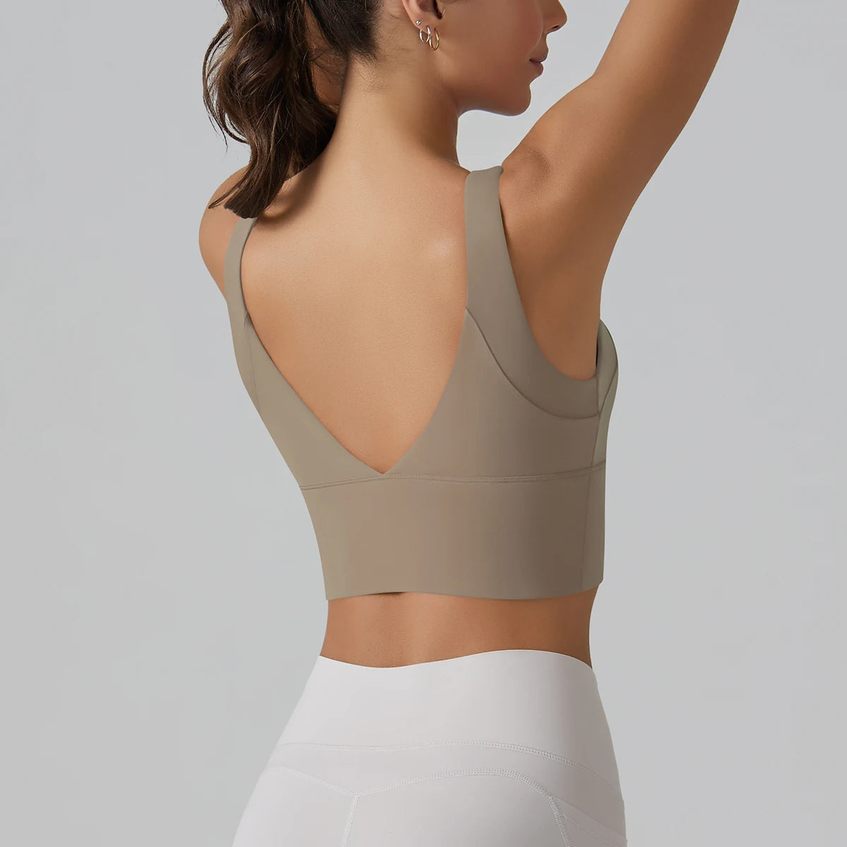 Rückansicht Yoga-Tanktop aus Nylon mit tiefem V-Ausschnitt, breite Träger, taupebraun