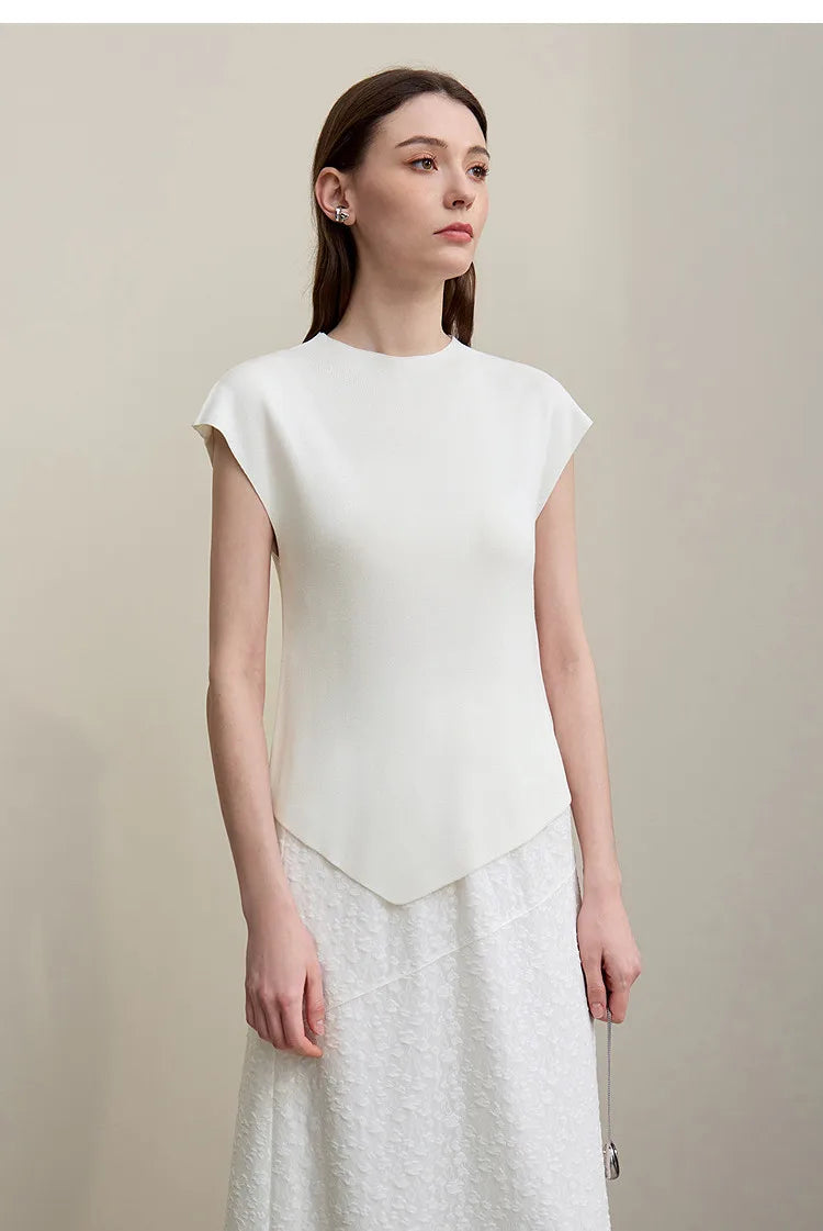 Weißes Damen-Stricktop mit Rundhals, kurzen Ärmeln und leicht asymmetrischem Saum
