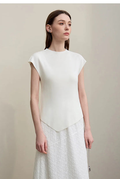 Weißes Damen-Stricktop mit Rundhals, kurzen Ärmeln und leicht asymmetrischem Saum
