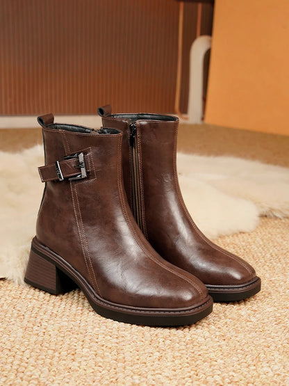 Stiefeletten aus braunem Leder mit quadratischer Kappe und breitem Absatz, seitlich geschnallt