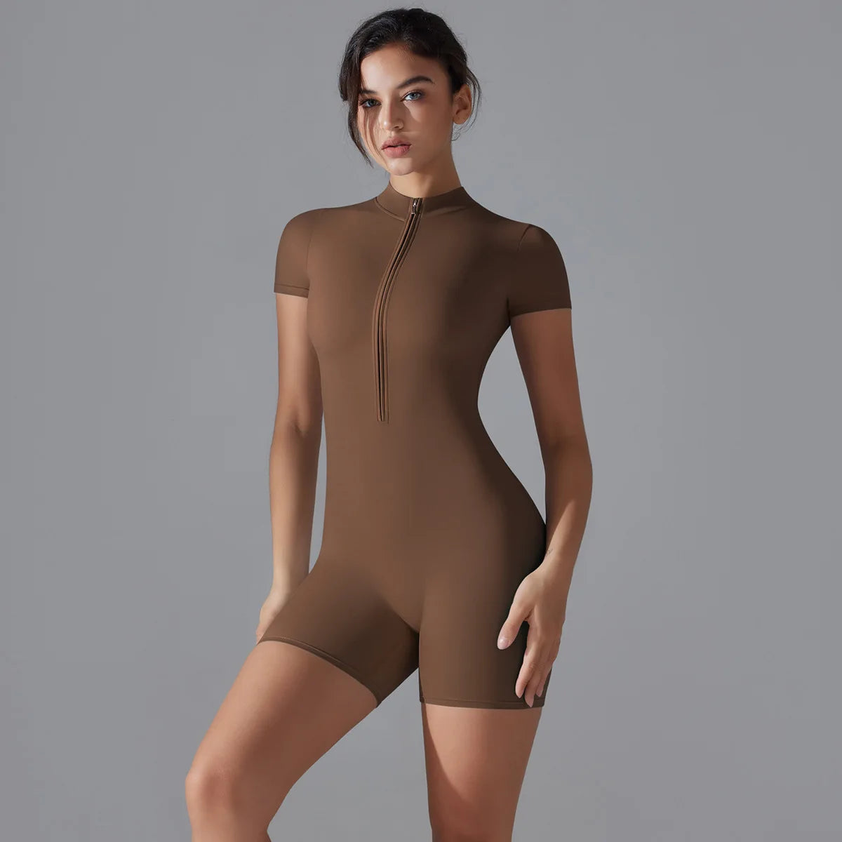 Yoga-Bodysuit, khaki-braun, kurzärmelig, Reißverschluss vorn, eng anliegender Schnitt