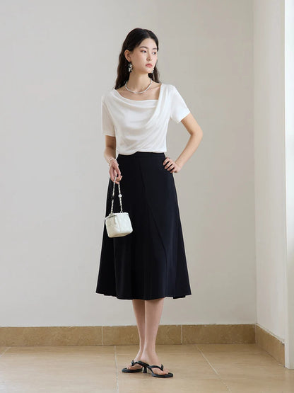 Kurzärmlige Bluse im minimalistischen Stil mit Wickeldesign und Kontrastnähten in Schwarz-Weiß – sommerlich elegant