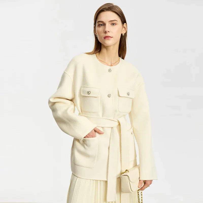 Frauen Woll Mantel im minimalistischen Stil mit Gürtel und Taschen