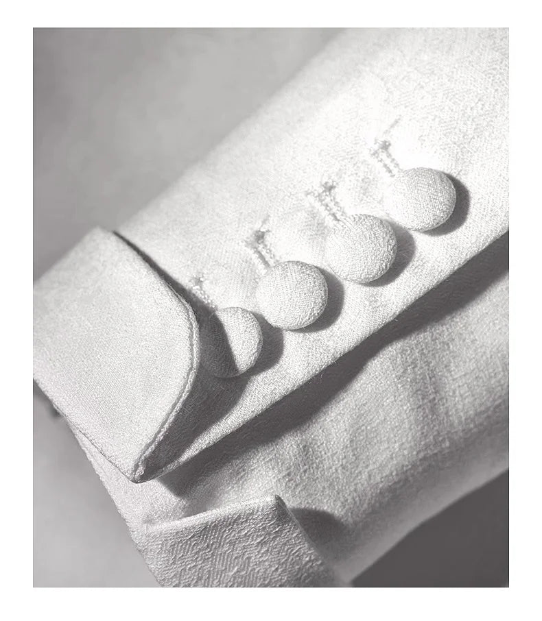 Eleganter Herrenanzug mit braunen Streifen, doppelreihig – ideal für Hochzeiten und festliche Anlässe.