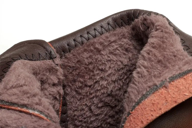 Nahaufnahme: braunes Wollfutter im Schneestiefel mit sichtbaren Nähten