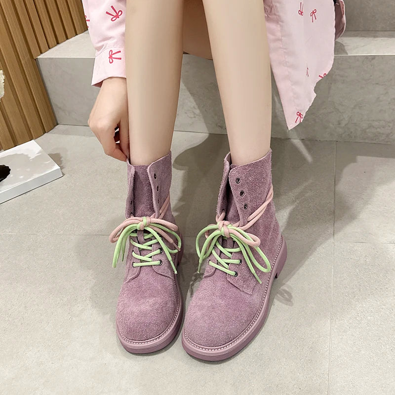 Knöchel-Bikerboots aus Wildleder, mauve, Schnürung mit grünen Bändern, kurze Schafthöhe