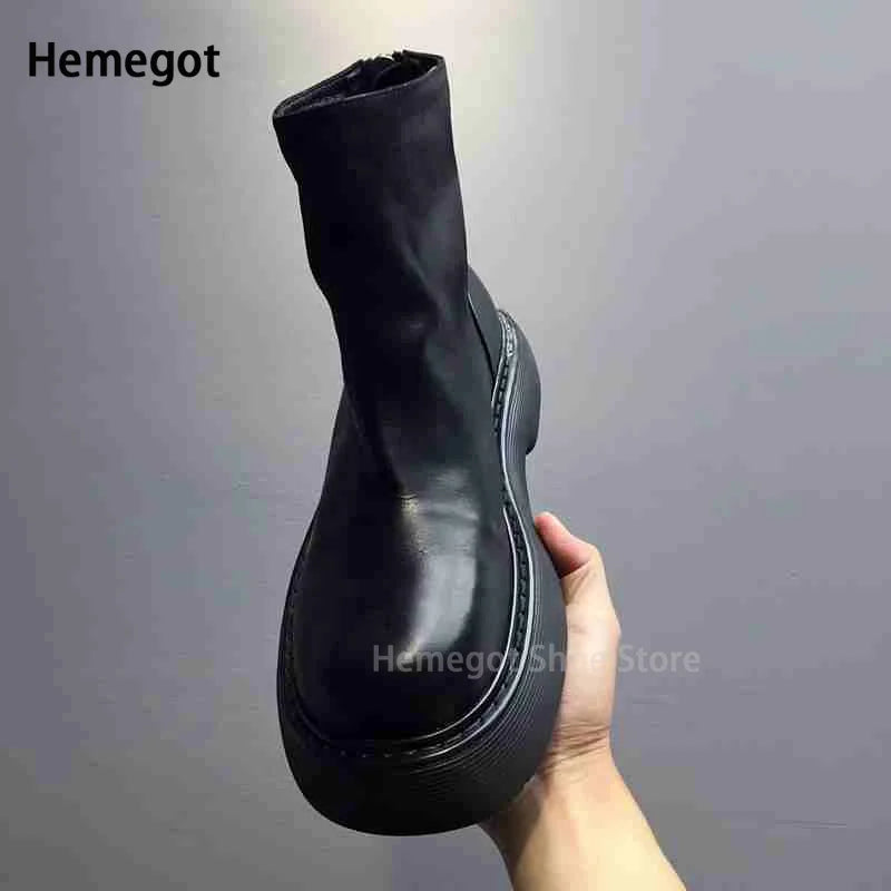 Schwarze Chelsea-Boots mit Reißverschluss hinten und stabiler Profilsohle