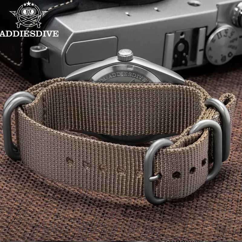 Herren-Quarzuhr mit Bubble-Glas und Nylonarmband