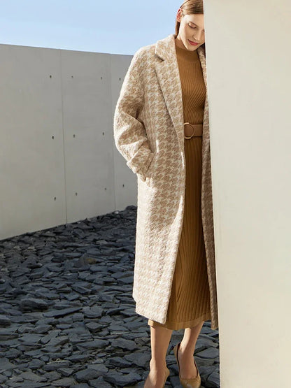 Damen Wollmantel aus luxuriöser Wollmischung mit langem Revers und Karomuster