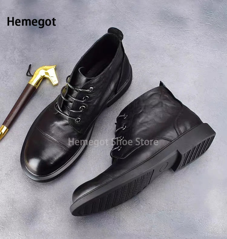 Hochschaftige Herrenboots aus schwarzem Leder, Paaransicht mit Schnürung und profilierter Sohle
