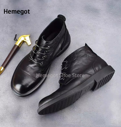 Hochschaftige Herrenboots aus schwarzem Leder, Paaransicht mit Schnürung und profilierter Sohle