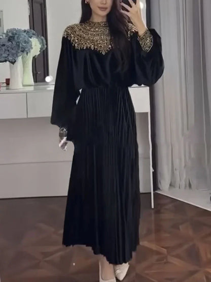 Elegantes Damenkleid mit Rundhalsausschnitt und langen Ärmeln – Patchwork-Design mit Perlen für einen stilvollen Auftritt