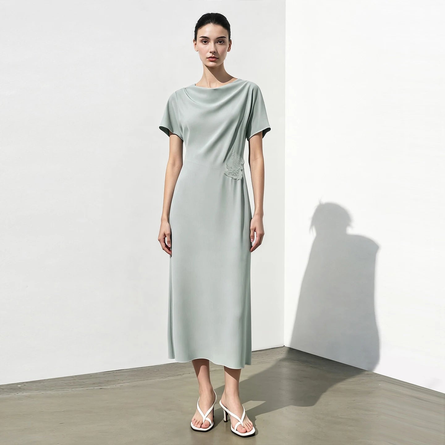 Elegantes Damenkleid Im Sommer Mit Asymmetrischem Wasserfallausschnitt