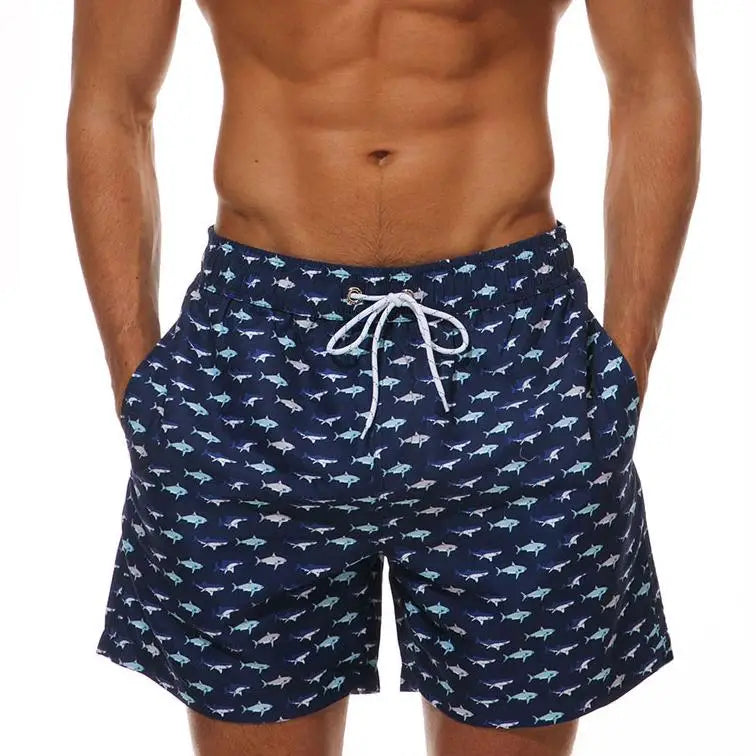 Herren-Badeshorts mit Mesh-Innenslip, verstellbarem Bund und Taschen – ideal für Sport und Freizeit.