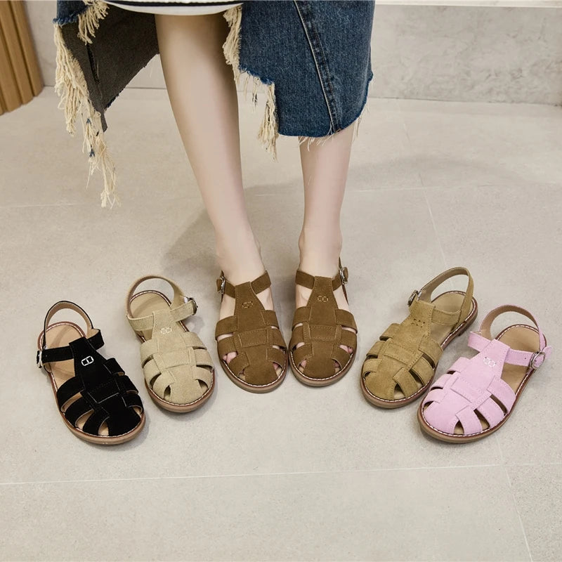 Flache Ledersandalen mit Riemchen und hohlem Zehenbereich, mehrere Farben