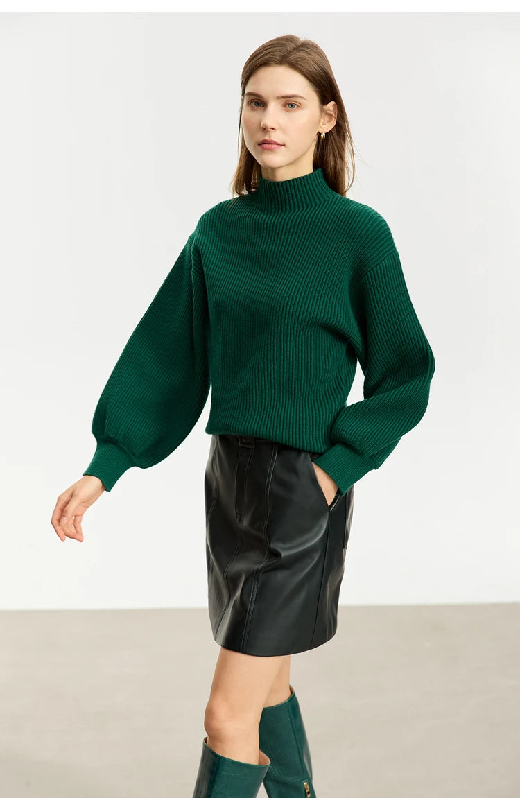 Dunkelgrüner Wollpullover mit Stehkragen und weitem, geripptem Schnitt