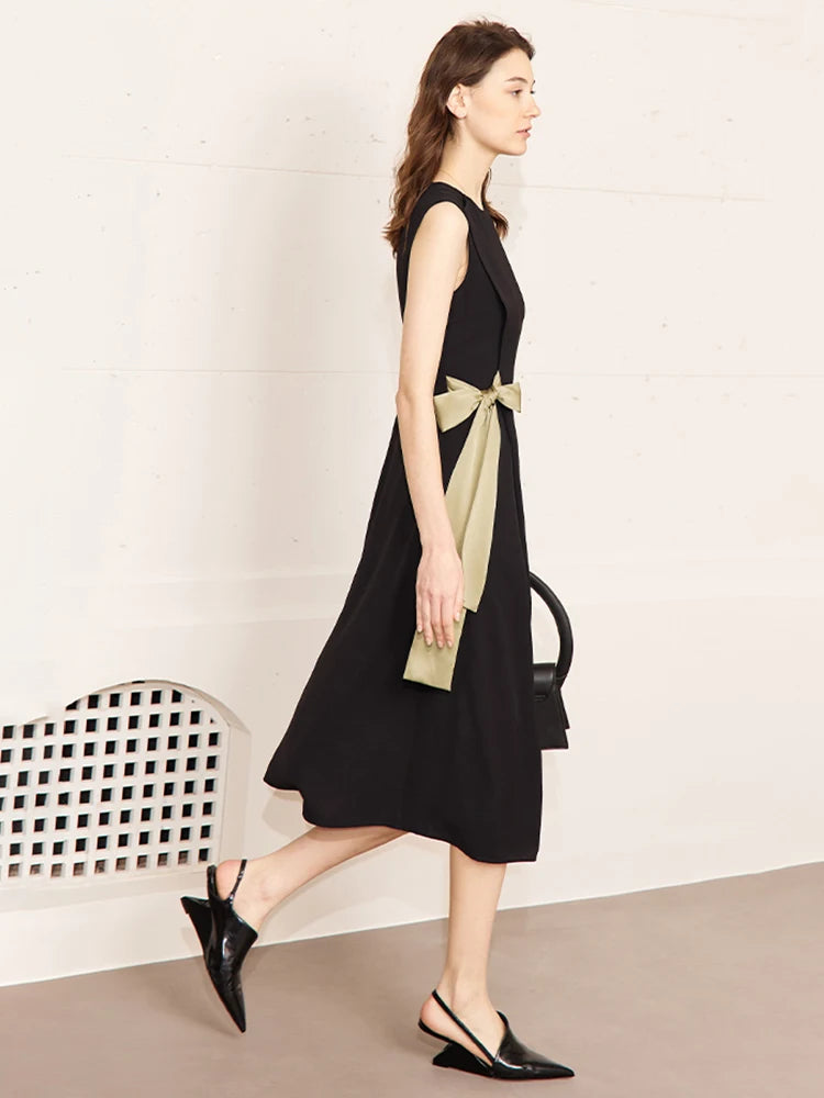 Elegantes Ärmelloses Damenkleid Mit Taillenschnürung Und Kontrastdetail Für Büro